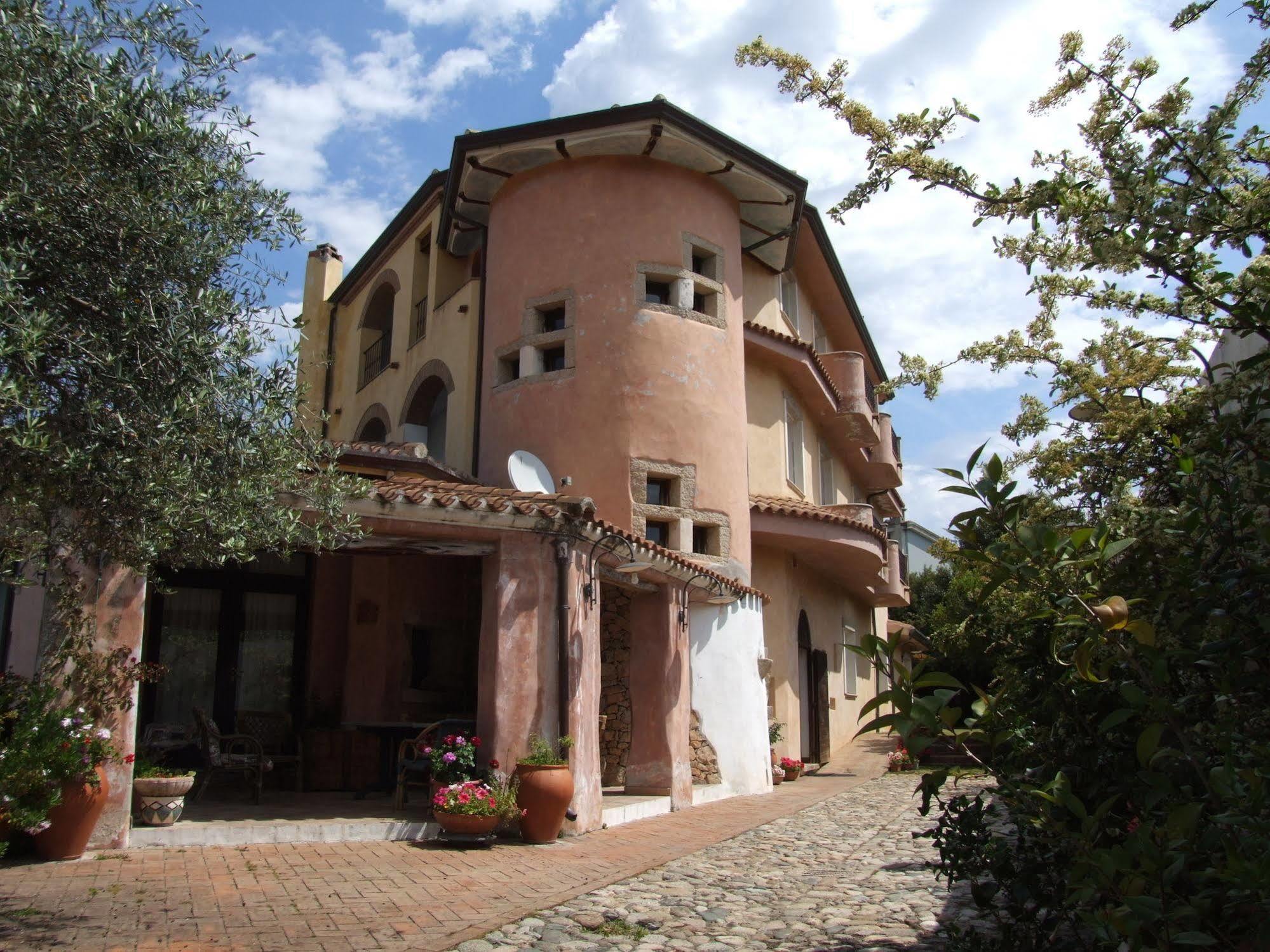 Locanda Tipica Sa Corte Oliena Exteriör bild