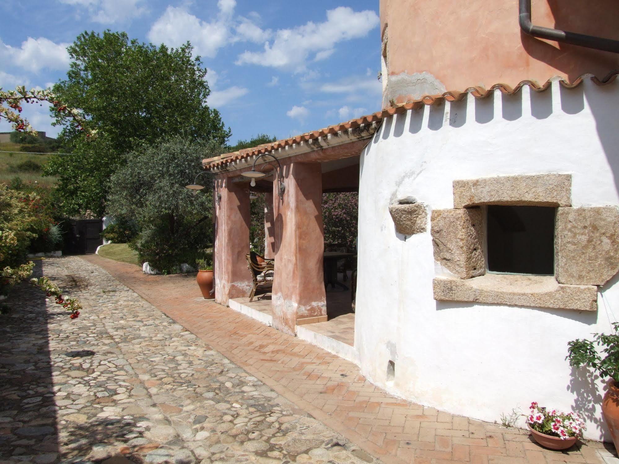 Locanda Tipica Sa Corte Oliena Exteriör bild